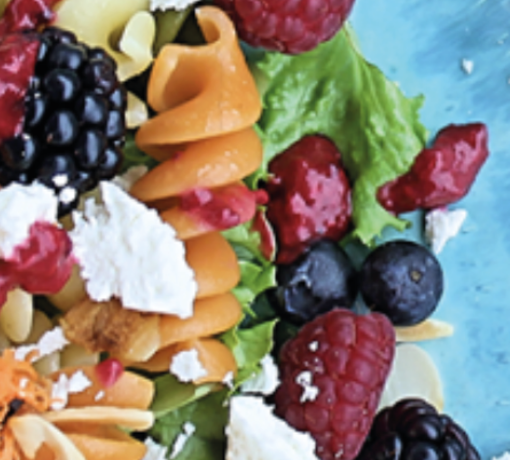Salada de Espirais Tricolor Milaneza com Frutos Vermelhos e Queijo Feta