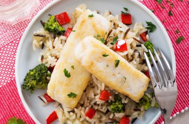 Pescada Salteada com Arroz Selvagem de Legumes