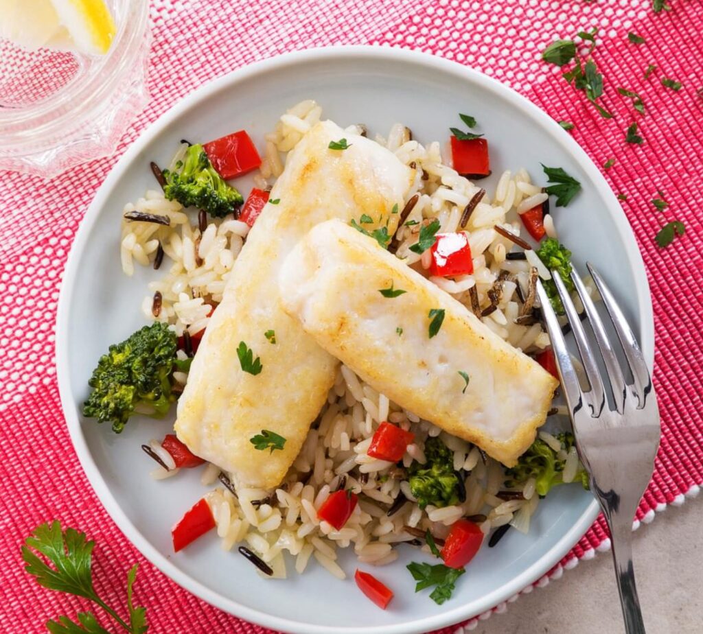 Pescada Salteada com Arroz Selvagem de Legumes