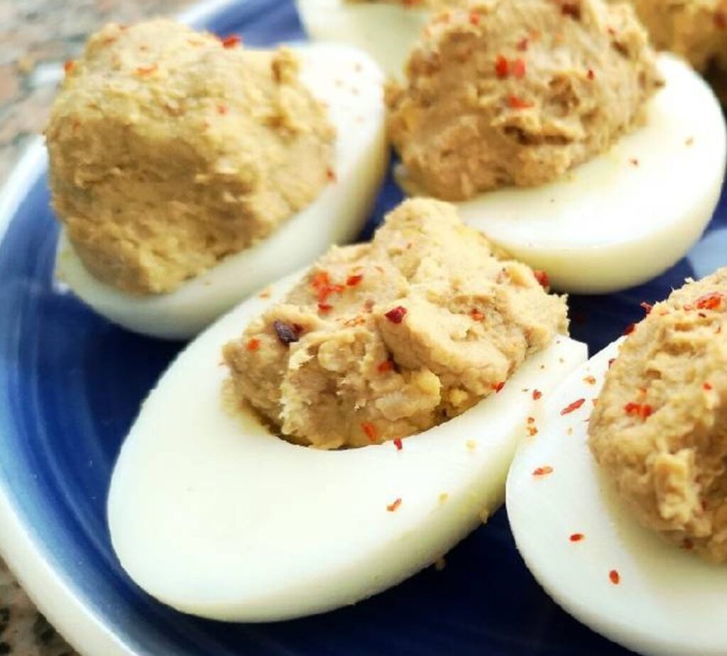 Ovos com Pasta de Sardinha Picante