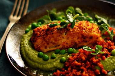 Tranches de Bacalhau Fresco com Broa e Chouriço e Puré de Ervilhas