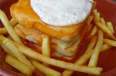Francesinha de bacalhau com queijo da ilha Graciosa