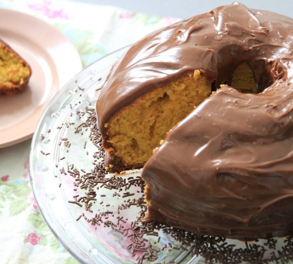 Bolo de Cenoura com cobertura de Brigadeiro