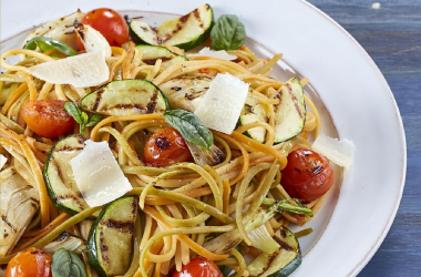 Linguine de vegetais com legumes