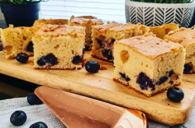 Bolo de iogurte de kefir com uvas