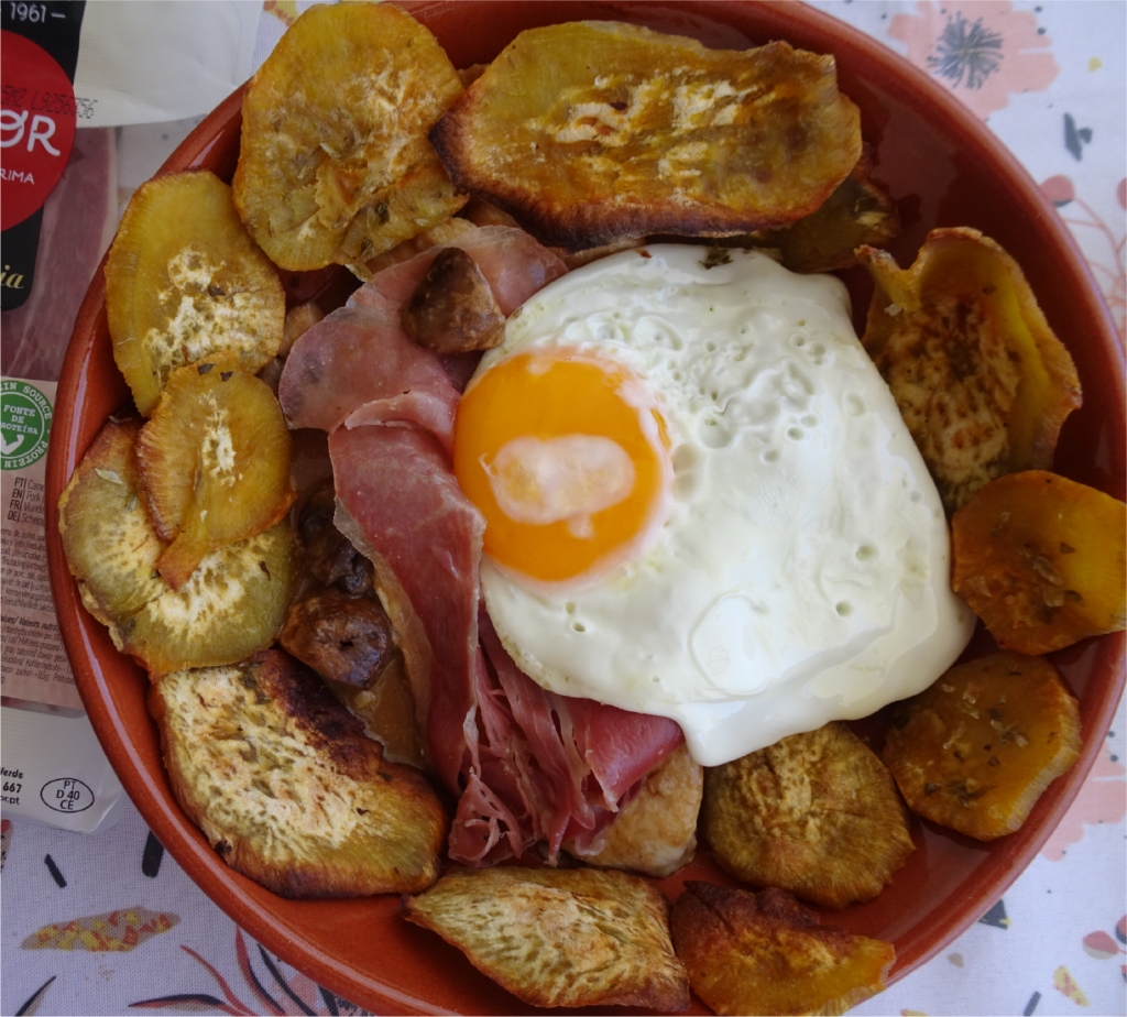 Bife de peru com presunto e molho à “café” e batata doce assada a acompanhar