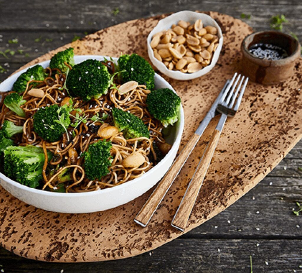 Brócolos Vietnamitas com Noodles e Amendoins