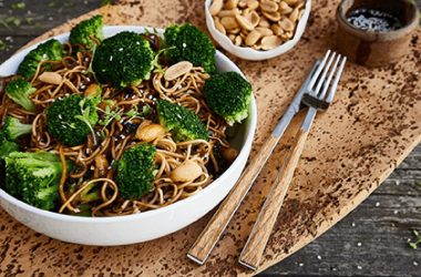 Brócolos Vietnamitas com Noodles e Amendoins