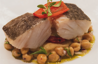 Lombo de Bacalhau Confitado com Puré de Grão e Tomate Seco