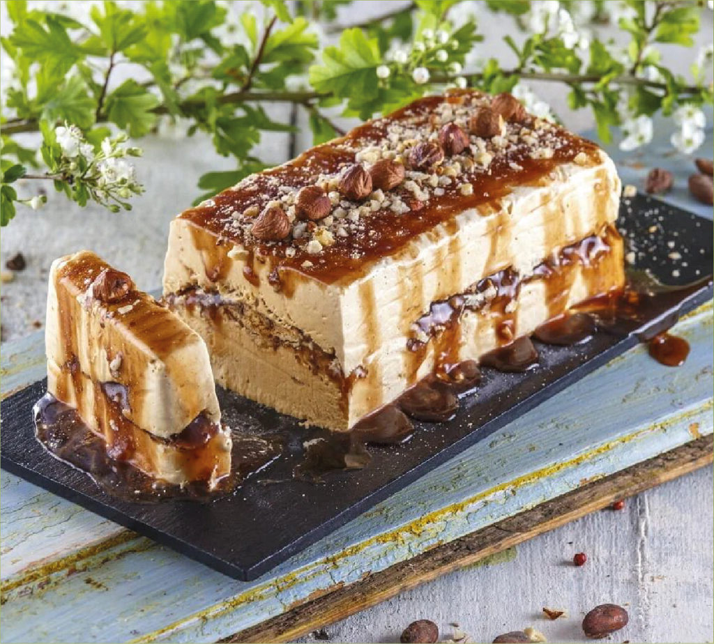 Tarte gelada de natas, chocolate, caramelo e bolachas