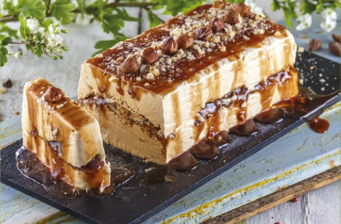 Tarte gelada de natas, chocolate, caramelo e bolachas