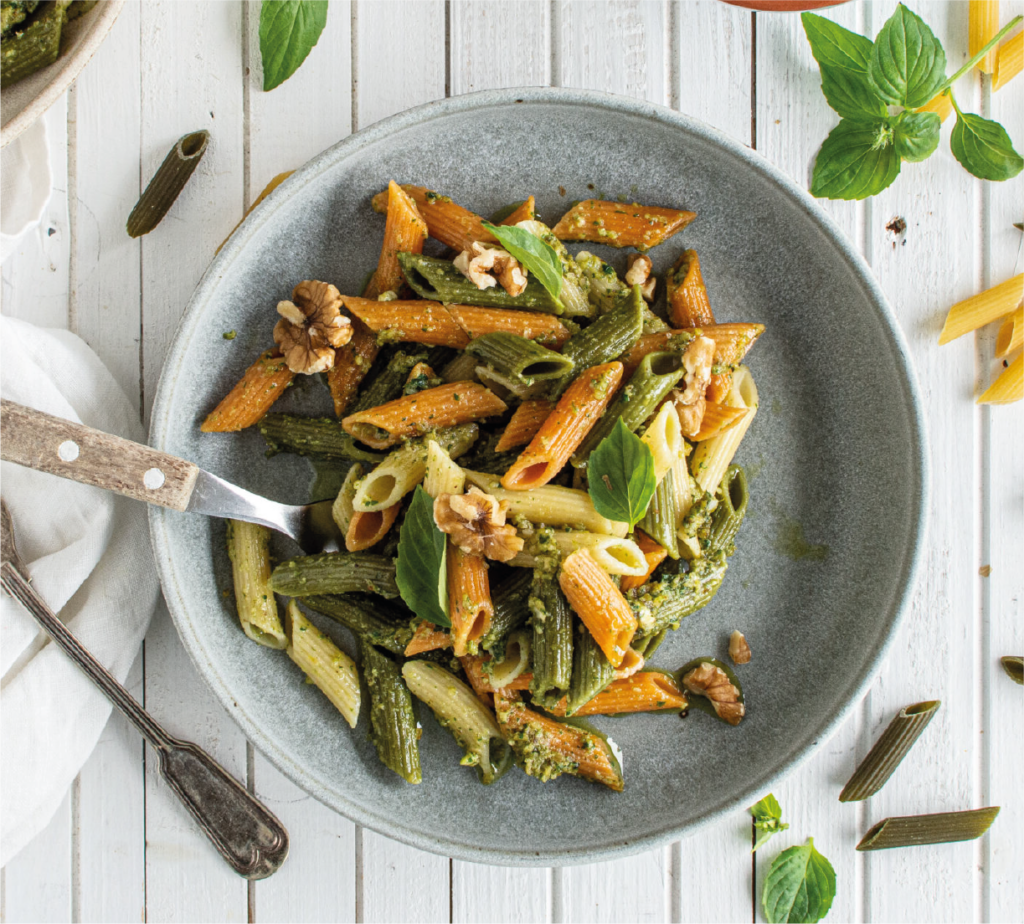 Macarronete vegetais com pesto de rúcula e nozes