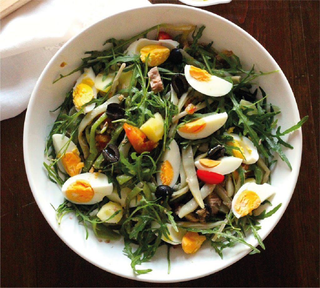 Salada de batata com atum, feijão-verde, rúcula e azeitonas com mostarda e limão