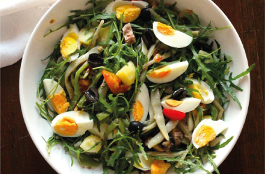 Salada de batata com atum, feijão-verde, rúcula e azeitonas com mostarda e limão