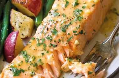 Salmão no forno com ervas aromáticas