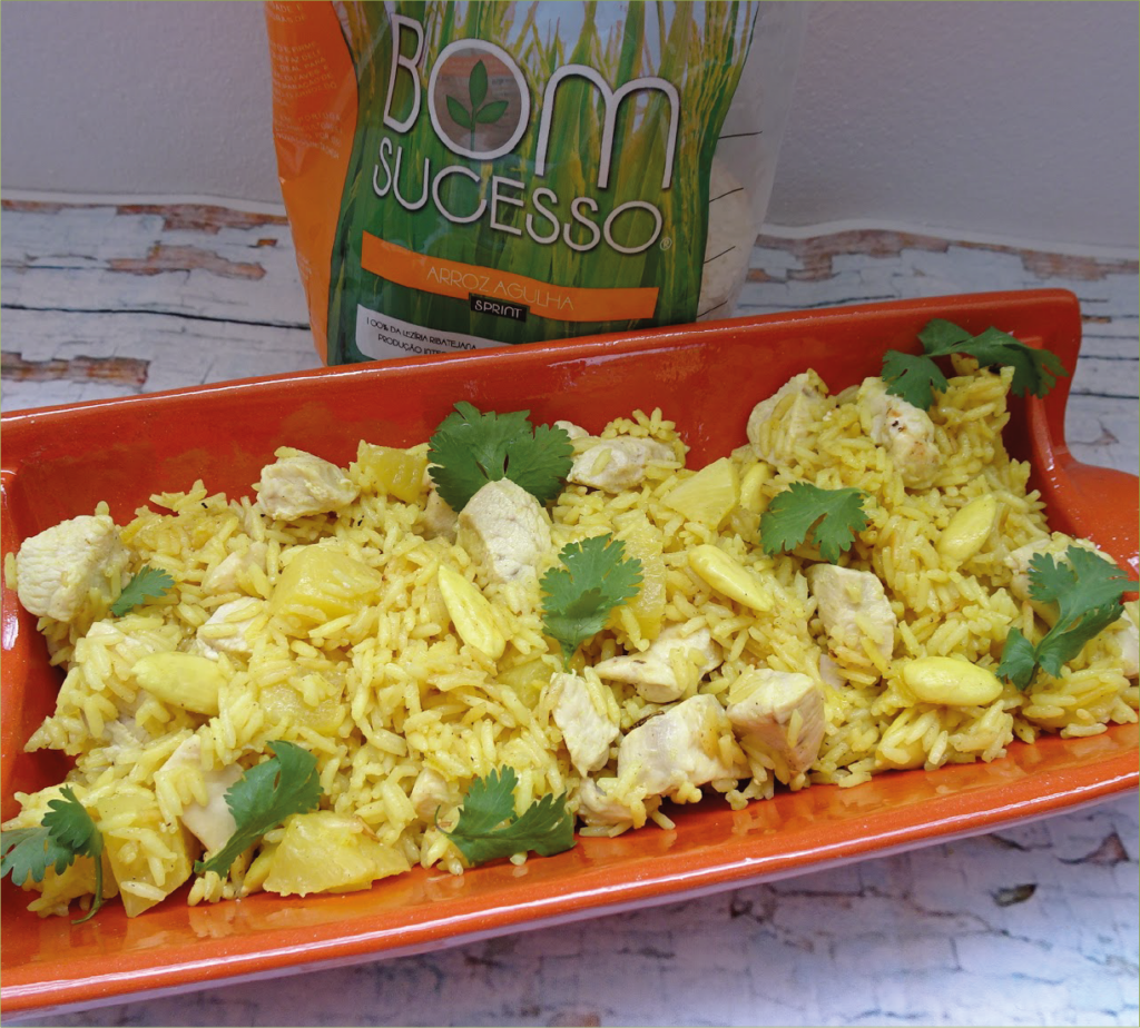 Arroz frito com frango do campo e abacaxi aromatizado com coentros