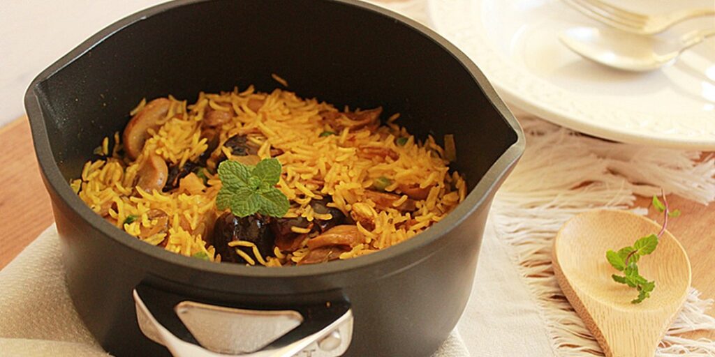 Basmati de açafrão com cogumelos, ervilhas e tâmaras