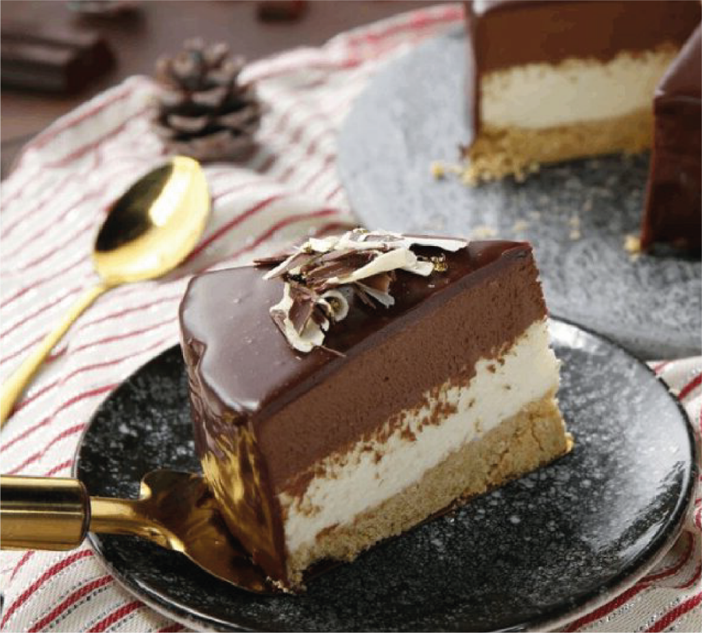 Bolo de mousse de chocolate branco e preto com cobertura, para o Natal