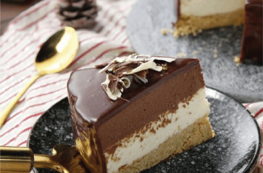 Bolo de mousse de chocolate branco e preto com cobertura, para o Natal