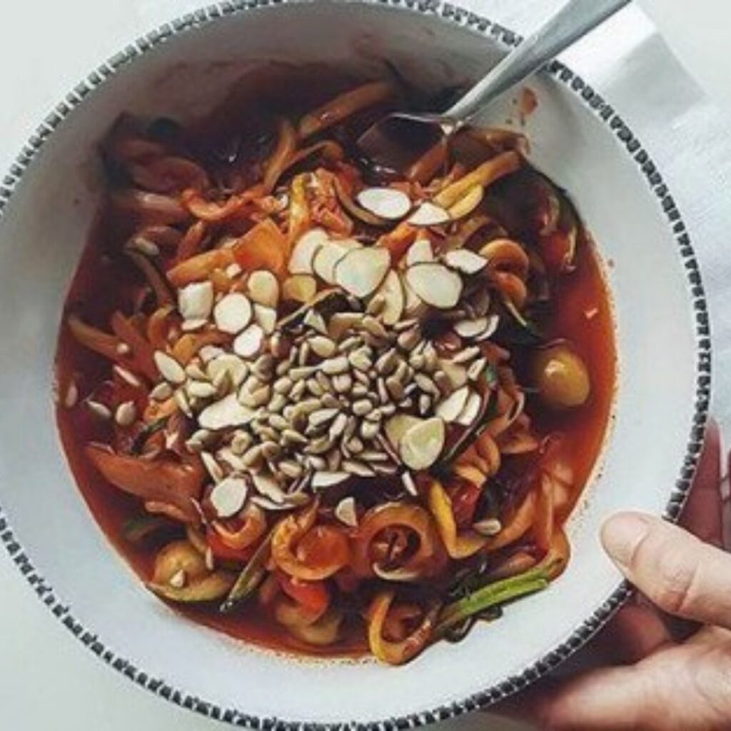 Noodles Vegan Low Carb com courgette, amêndoas e tomate