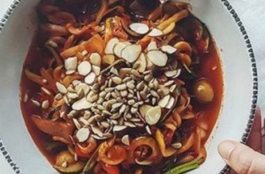 Noodles Vegan Low Carb com courgette, amêndoas e tomate