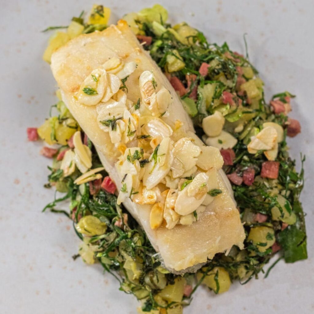 Bacalhau Assado com Couve e Amêndoas