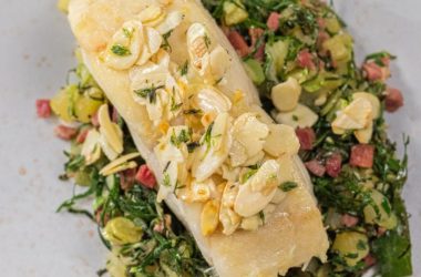 Bacalhau Assado com Couve e Amêndoas