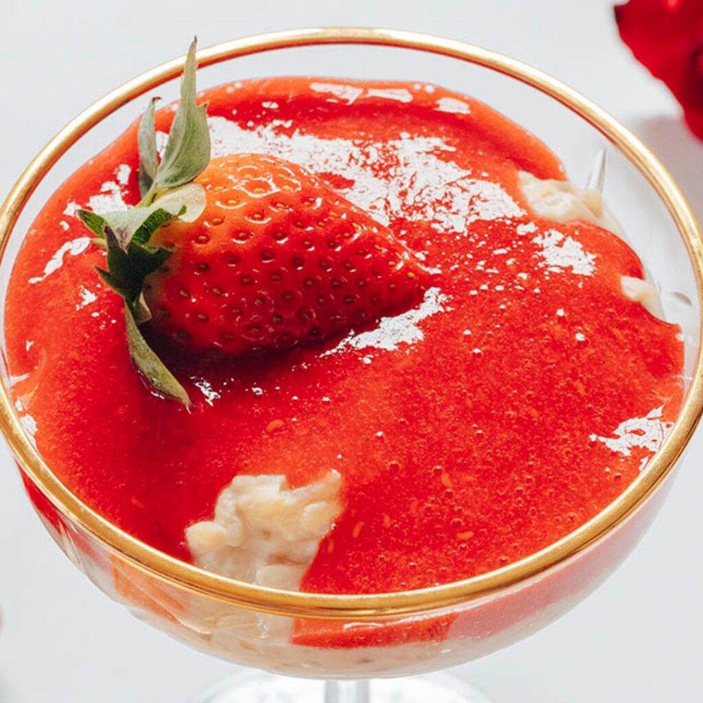 Pudim de arroz e morangos ou framboesas