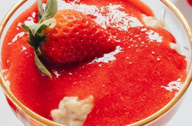 Pudim de arroz e morangos ou framboesas