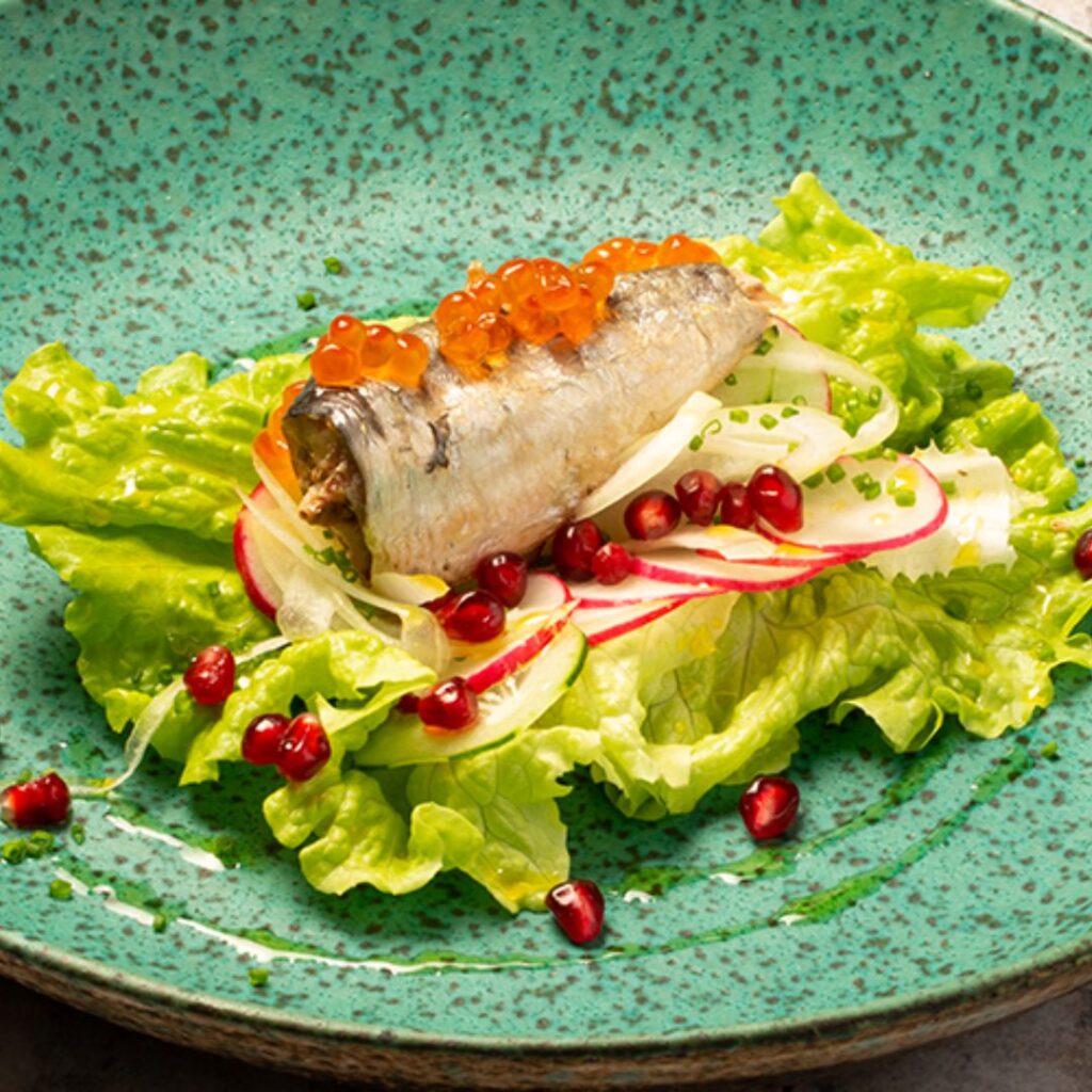 Sardinhas Bom Petisco e Salada de Alface com Romã e Caviar de Salmão
