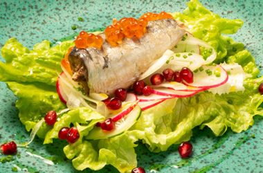 Sardinhas Bom Petisco e Salada de Alface com Romã e Caviar de Salmão