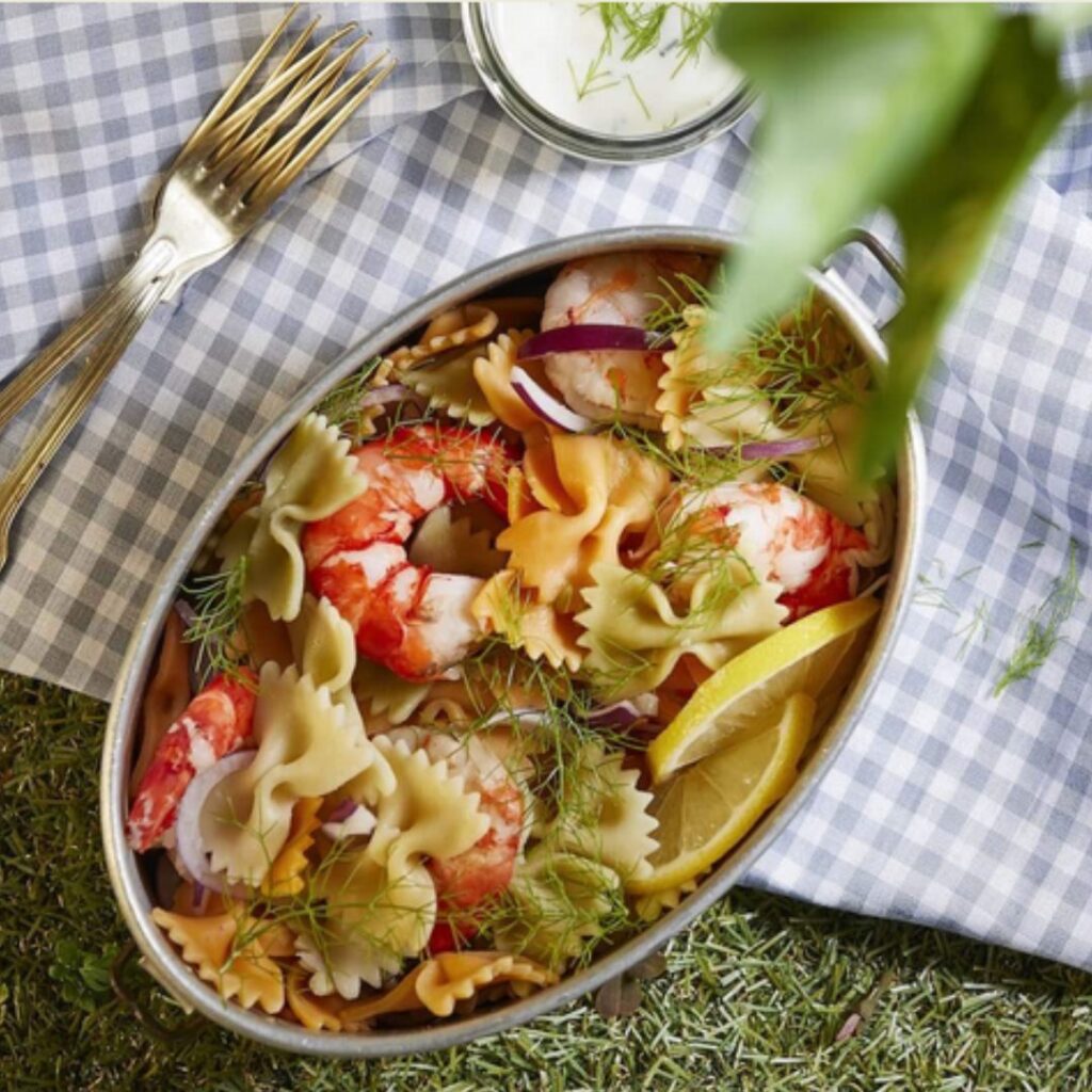 Laços tricolores com camarão, funcho e molho de iogurte