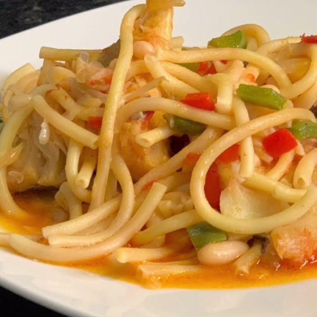 Meada com bacalhau, açafrão e azeitonas