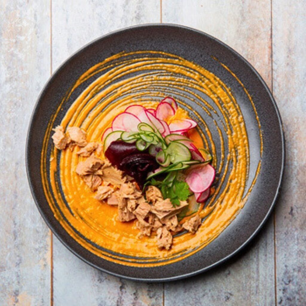 Salada de legumes marinados, molho de pimentos e atum Bom Petisco