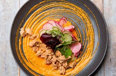 Salada de legumes marinados, molho de pimentos e atum Bom Petisco