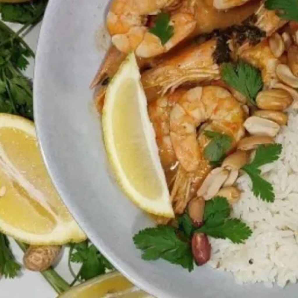 Caril de Camarão com Arroz de Limão e crocante de Amendoim