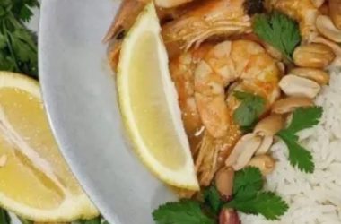 Caril de Camarão com Arroz de Limão e crocante de Amendoim