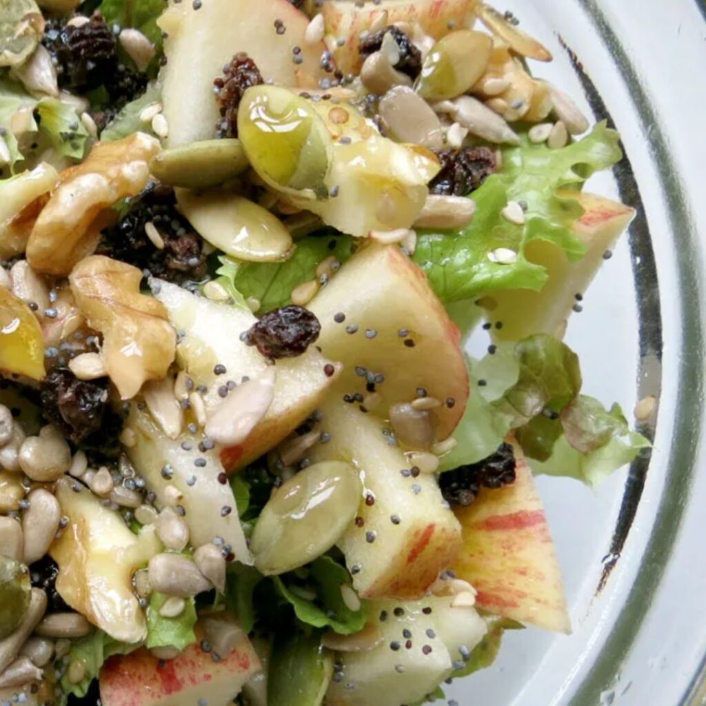 Salada de Alface com Peito de Frango, Picles e Sésamo