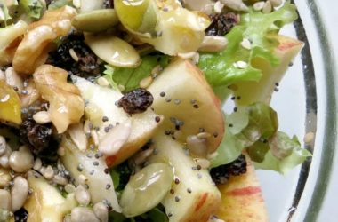 Salada de Alface com Peito de Frango, Picles e Sésamo