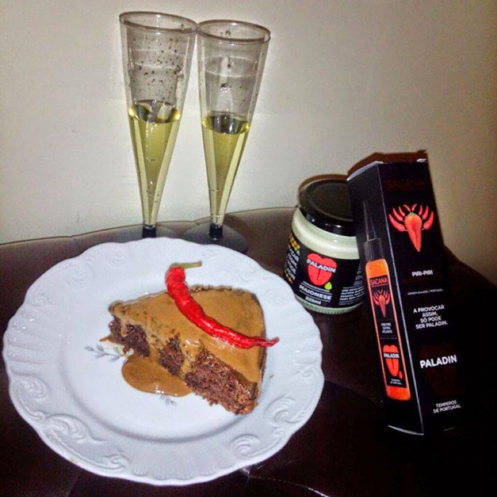 Bolo de maionese e chocolate com cobertura de chocolate e piri-piri