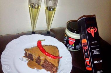 Bolo de maionese e chocolate com cobertura de chocolate e piri-piri