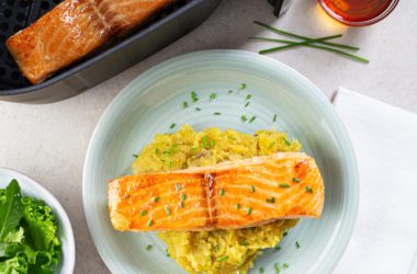 Lombos de Salmão à Mostarda, Mel e Cebolinho com Esmagada de Batata-Doce