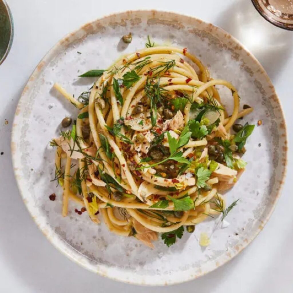 Massa com atum em lata e alcaparras
