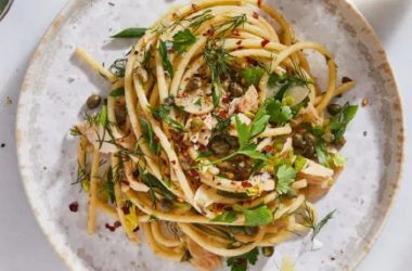 Massa com atum em lata e alcaparras