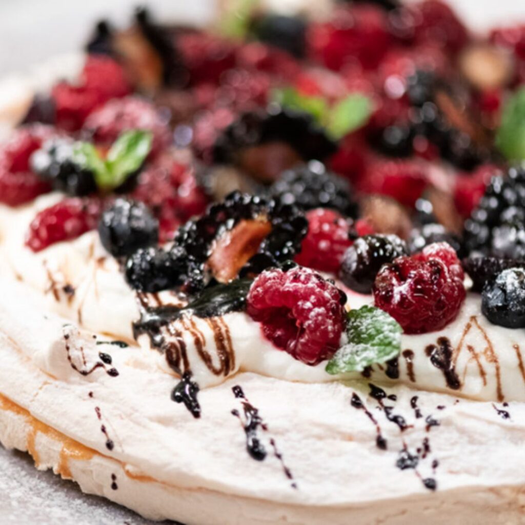 Pavlova de Frutos Vermelhos, Nata e Vinagre Balsâmico (sem glúten)