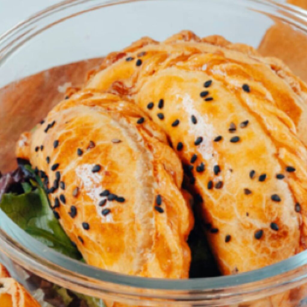 Empanadas recheadas com arroz e atum