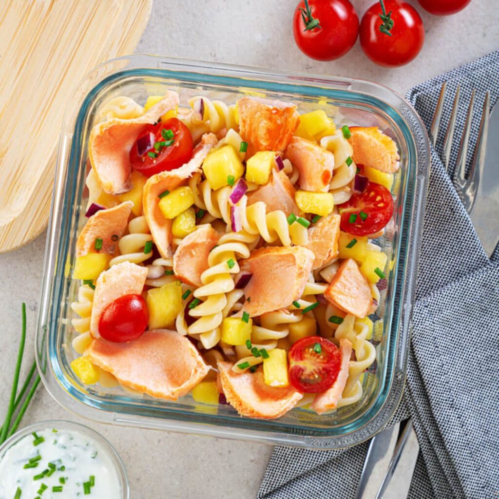 Salada de Massa, Salmão, Tomate e Manga