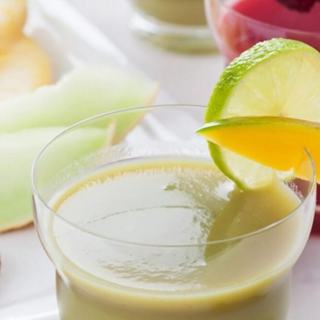 Batido de iogurte, kiwi, manga e framboesas