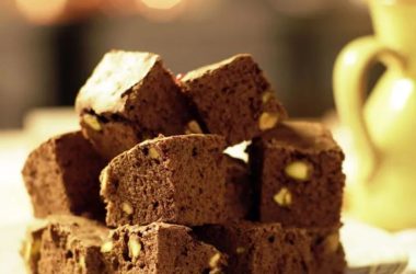 Brownie de Azeite, Pistácios e Pimenta Rosa