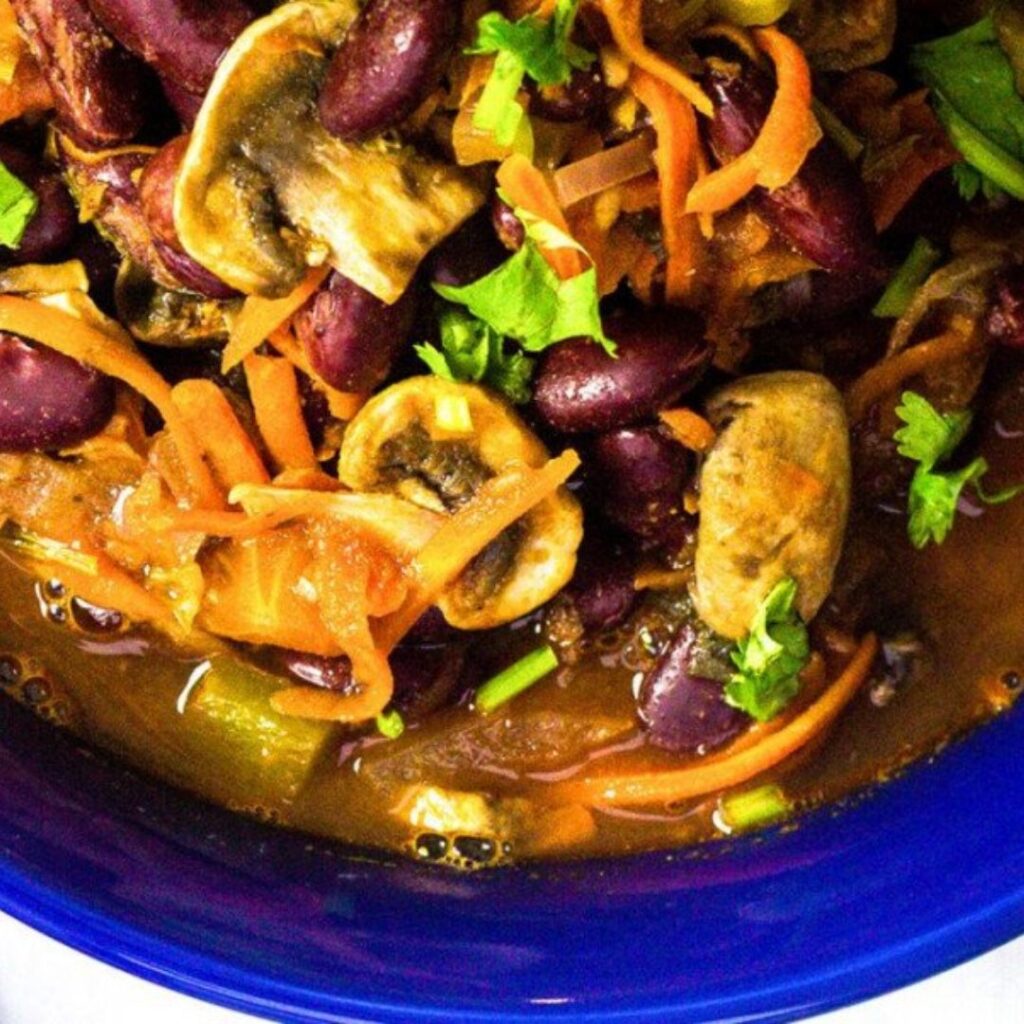 Chili Vegan com cogumelos frescos, cenoura e feijão vermelho
